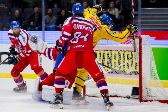 Sveriges Carl Klingberg gör 4-1 bakom Tjeckiens målvakt