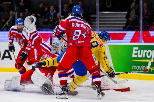 Sveriges Carl Klingberg gör 4-1 bakom Tjeckiens målvakt