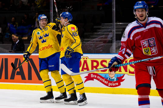 Sveriges Carl Klingberg jublar ihop med Dennis Everberg