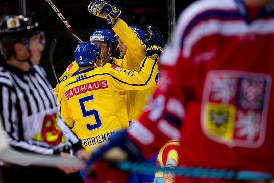 Sveriges Carl Klingberg jublar ihop med Dennis Everberg och