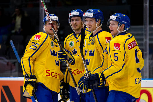 Sveriges Carl Klingberg jublar ihop med Philip Holm, Dennis