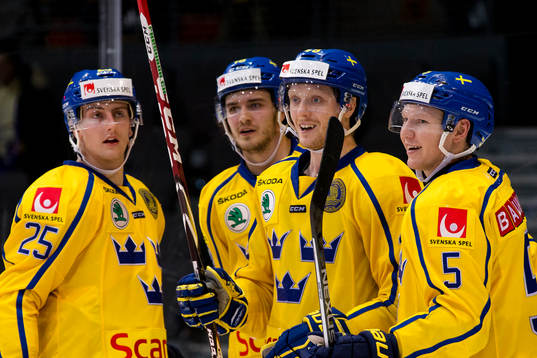 Sveriges Carl Klingberg jublar ihop med Philip Holm, Dennis
