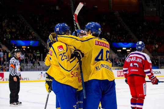 Sveriges Philip Holm omfamnas av Dennis Everberg, och Carl