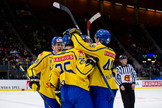 Sveriges Philip Holm omfamnas av , Joel Eriksson Ek, Dennis