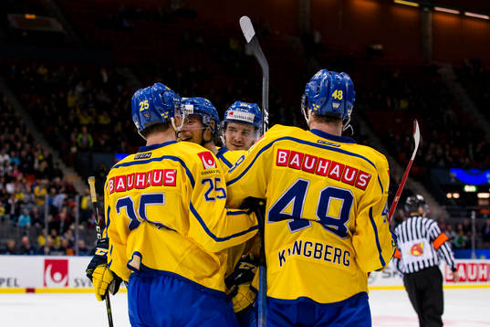 Sveriges Philip Holm omfamnas av Calle Rosén,  Dennis