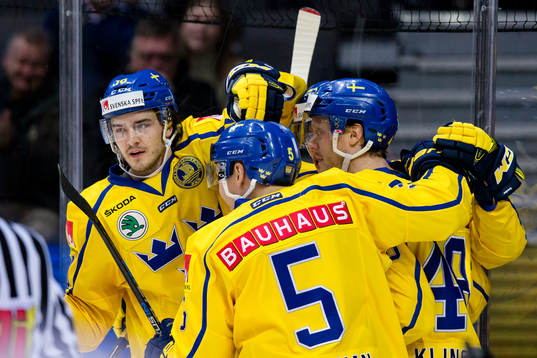 Sveriges Dennis Everberg jublar ihop med Carl Klingberg och