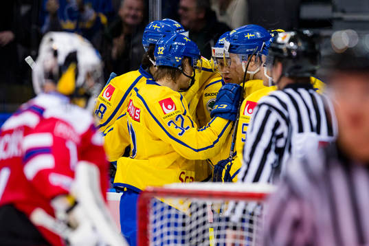Sveriges Dennis Everberg jublar ihop med Magnus Nygren,