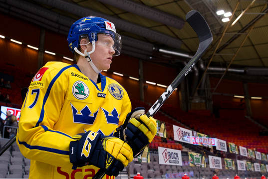 Sveriges Emil Johansson på väg in för isvärmning innan