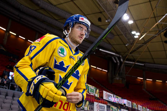 Sveriges Dennis Everberg på väg in för isvärmning innan