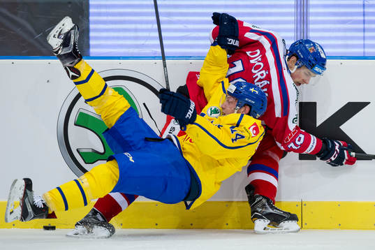 Tjeckiens Tomas Dvorak tacklar Sveriges Richard Gynge