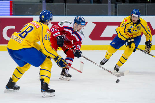 Tjeckiens Petr Holik mellan Sveriges Carl Klingberg  och