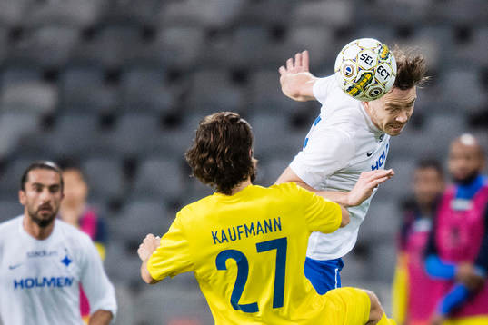 Norrköpings Jon Gudni Fjoluson i en nickduell mot