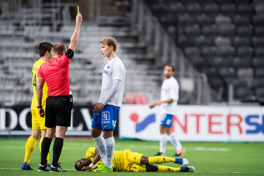 Norrköpings Sebastian Andersson tilldelas ett gult kort