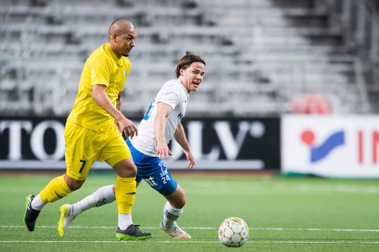Norrköpings Simon Skrabb tar sig förbi Helsingfors