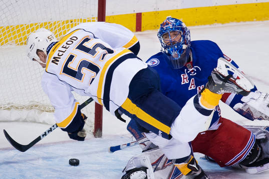 Predators Cody McLeod skjuter in 0-1 bakom Rangers målvakt