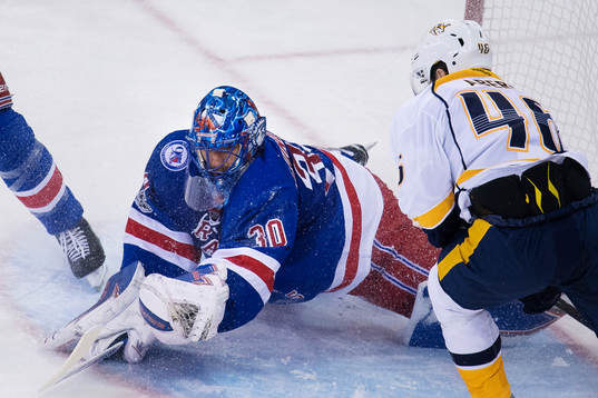 Rangers målvakt Henrik Lundqvist utmanas av Predators