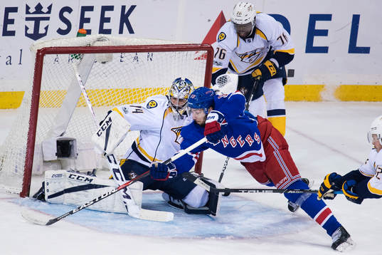 Predators målvakt Juuse Saros utmanas av Rangers Mika