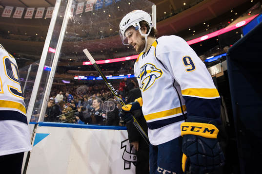 Predators Filip Forsberg på väg in till isen för andra