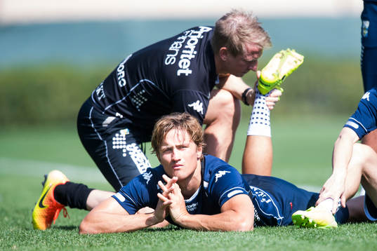 Thomas Rogne får stretchinghjälp av sjukgymnast Fredrik