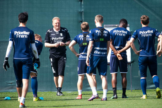 Tränare Jörgen Lennartsson håller taktikgenomgång
