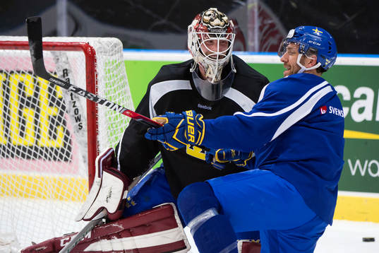 Målvakt Anders Lindbäck och Joel Lundqvist