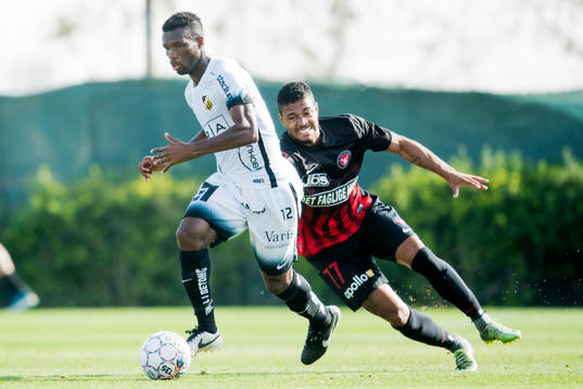 Häckens Mohammed Abubakari och Midtjyllands Bruno Da Silva