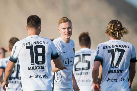 Häckens David Engström jublar med lagkamraterna