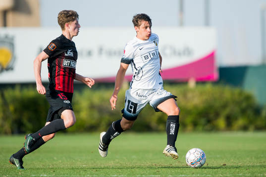 Midtjyllands Victor Torp och Häckens Kevin Ackermann