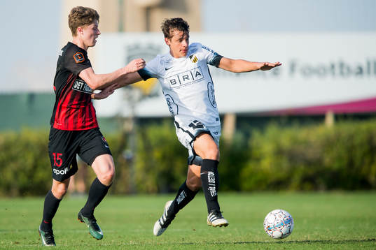 Midtjyllands Victor Torp och Häckens Kevin Ackermann