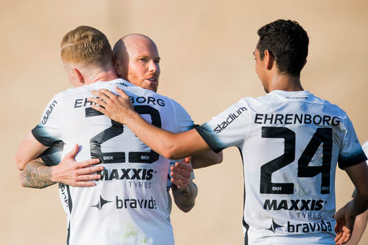 Häckens David Engström kramas av Alexander Farnerud och