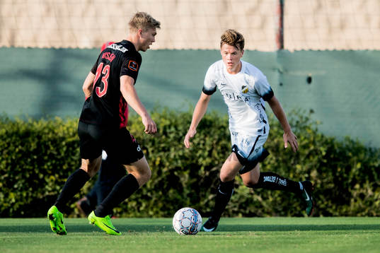 Häckens Albin Skoglund bevakar Midtjyllands Rasmus Nissen