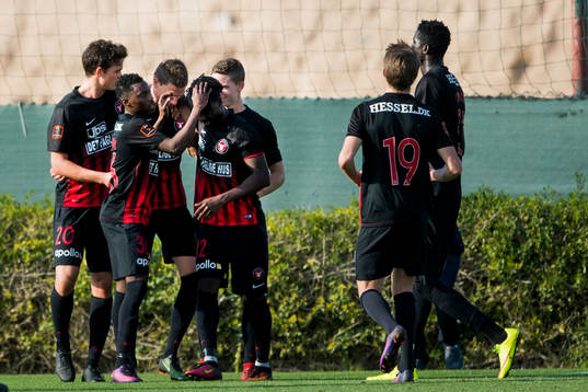 Midtjyllands spelare krama om Jonas Borring som gjort 1-0