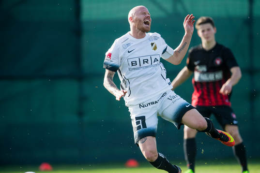 Häckens Alexander Farnerud faller och tilldöms straff
