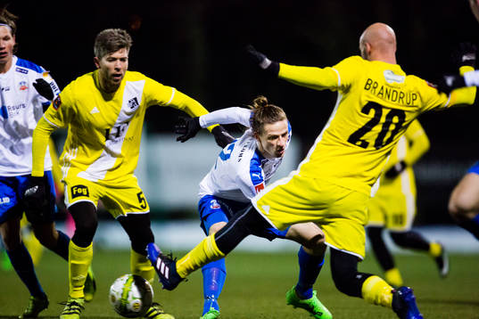 Helsingborgs Jesper Lange försöker få fram bollen