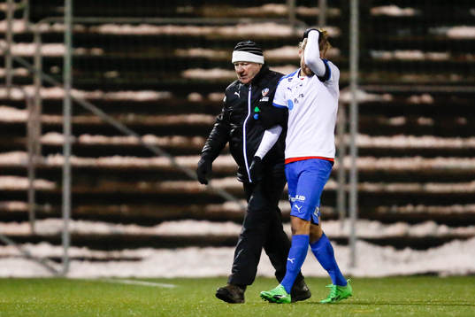 Helsingborgs Jonatan Olsson tvingas lämna planen skadad