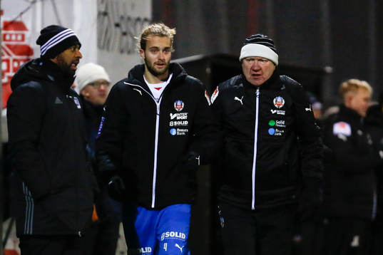 Helsingborgs Jonatan Olsson tvingas lämna planen skadad