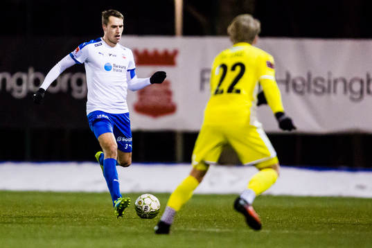 Helsingborgs Frederik Helstrup med bollen