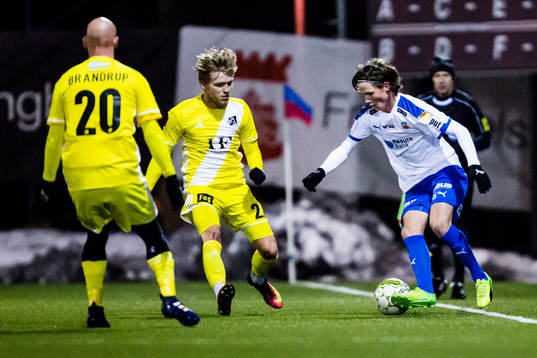 Helsingborgs Max Svensson försöker ta sig förbi Lyngbys