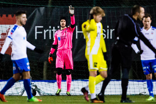 Helsingborgs Matt Pyzdrowski instruerar hur många spelare