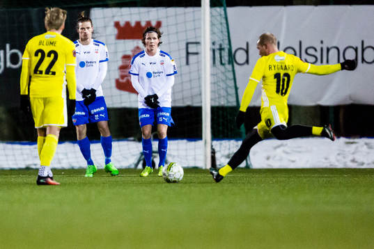 Helsingborgs Jesper Lange och Max Svensson i mur