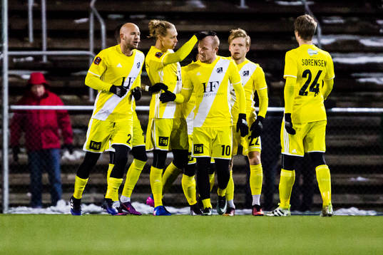 Lyngbys Mikkel Rygaard jublar med lagkamrater
