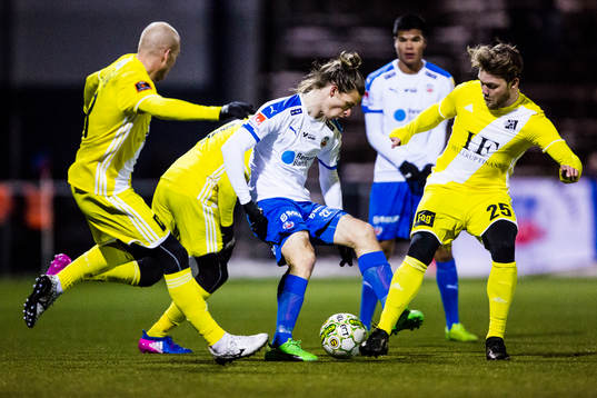 Helsingborgs Jesper Lange försöker ta sig igenom Lyngbys