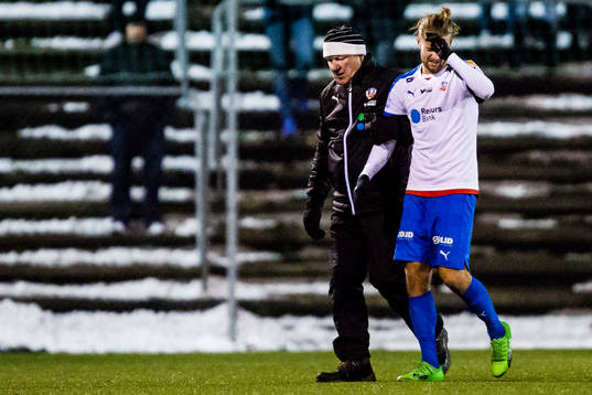 Helsingborgs Jonatan Olsson tvingas lämna planen skadad