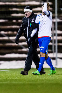Helsingborgs Jonatan Olsson tvingas lämna planen skadad