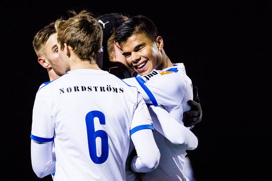 Helsingborgs Jonathan Larsson jublar med Charlie Weberg