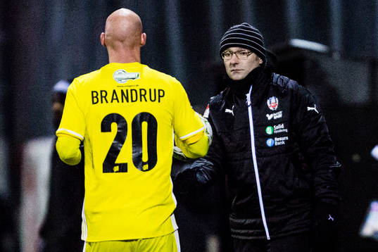 Helsingborgs tränare Per-Ola Ljung räcker över bollen