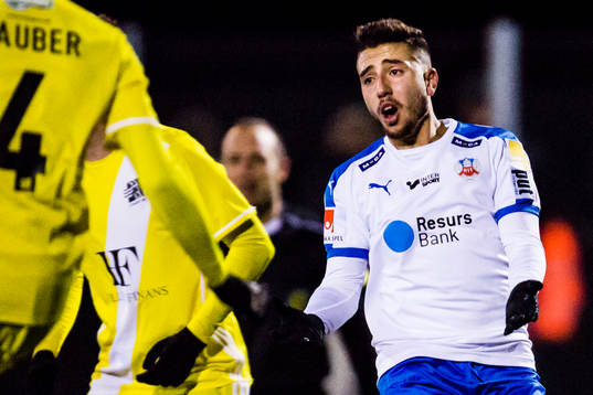 Helsingborgs Moustafa Zeidan protesterar