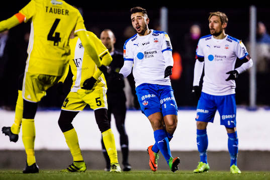 Helsingborgs Moustafa Zeidan protesterar