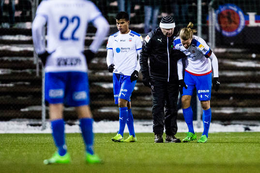 Helsingborgs Jonatan Olsson tvingas lämna planen skadad