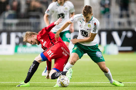 Norrköpings Karl Holmberg i kamp om bollen med Hammarbys